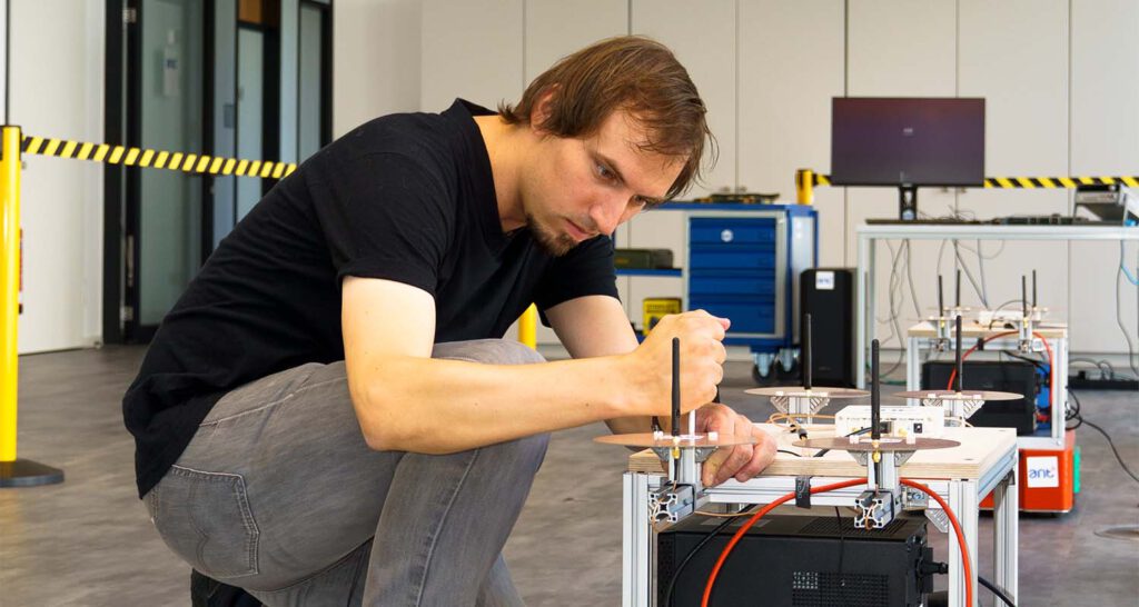 dhi-akteuere-ant-2-tinified