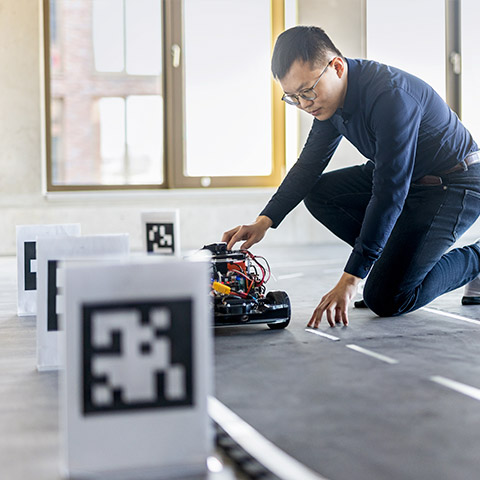 Ein Forscher im DHI arbeitet an der Technologie für ein autonomes Fahrzeug.